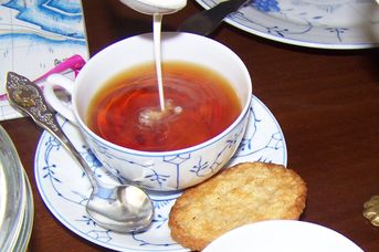 Ostfriesische Teezeremonie in der Ausstellung